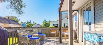 The Red Door Cottage in Eastport - Pet-Friendly!