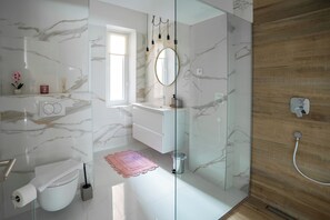 تجهيزات دش، مجففات شعر، مناشف، صابون