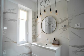 تجهيزات دش، مجففات شعر، مناشف، صابون