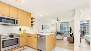 Une cuisine moderne avec des meubles en bois, un four à micro-ondes de marque Bosch et un lave-vaisselle.