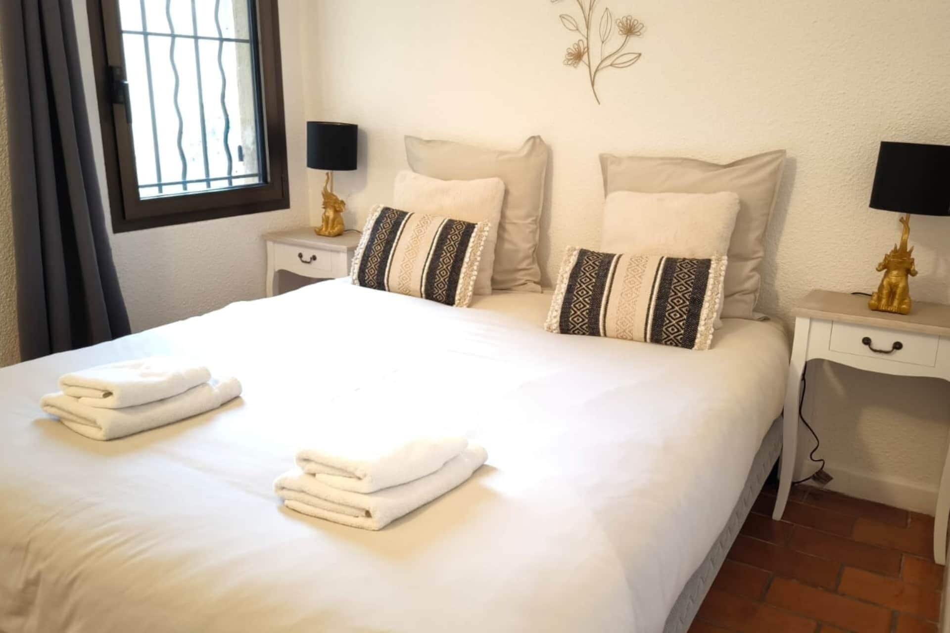 1 chambre, fer et planche à repasser, Wi-Fi gratuit, draps fournis