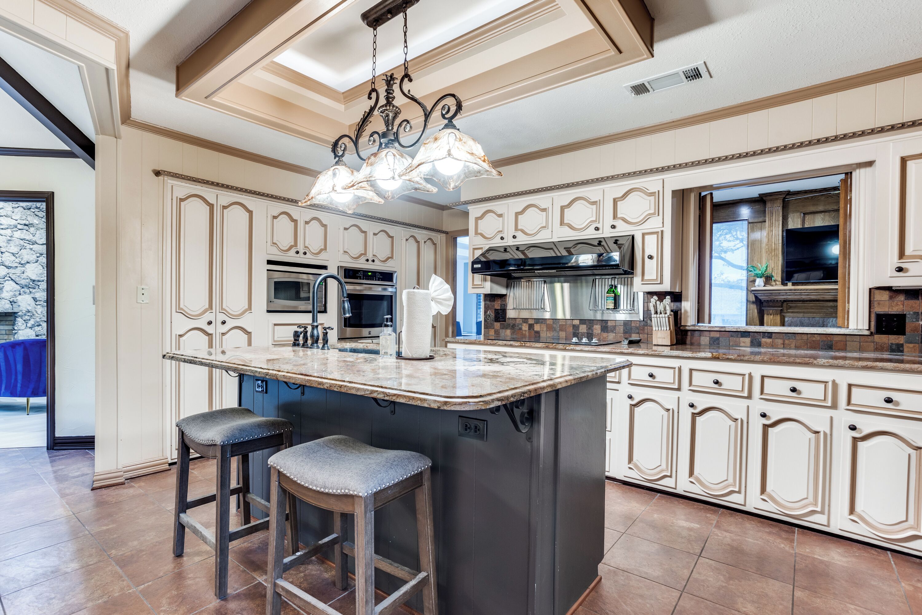 Jääkaappi, mikroaaltouuni, uuni, liesi