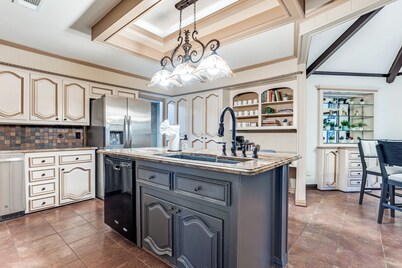 The Castle / 9Beds w/Pool and Game Room