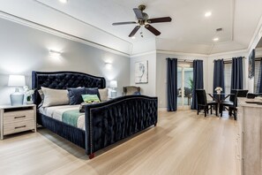 9 bedrooms, desk, iron/ironing board, free WiFi - The Castle / 9BR Retreat w/ Pool + Game Room (Garland)