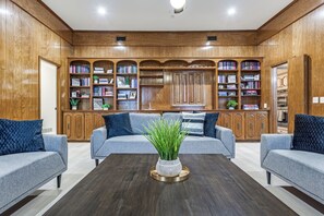 المنشأة من الداخل