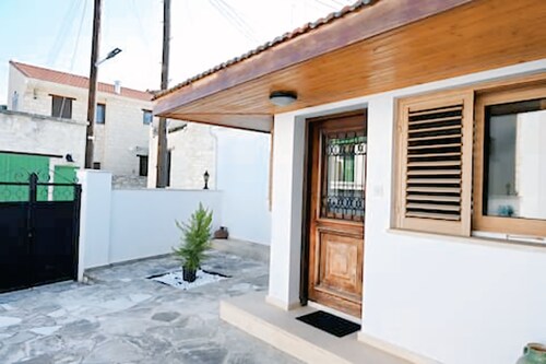 Cozy home in Omodos with mountain views, garden, WiFi, and private parking.