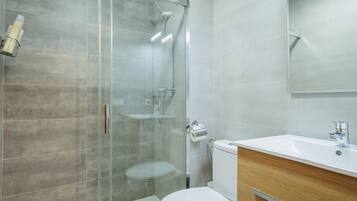 Een douche, een haardroger, handdoeken