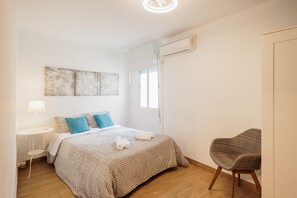 2 slaapkamers, een strijkplank/strijkijzer, wifi, beddengoed