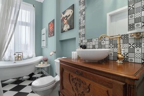 Dusj, hårføner og håndklær