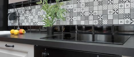 Kylskåp, ugn, spishäll och diskmaskin