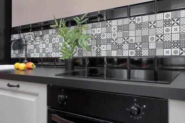 Fridge, oven, stovetop, dishwasher