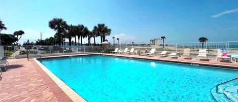 حمّام سباحة خارجي، حمّام سباحة مُدفَّأ