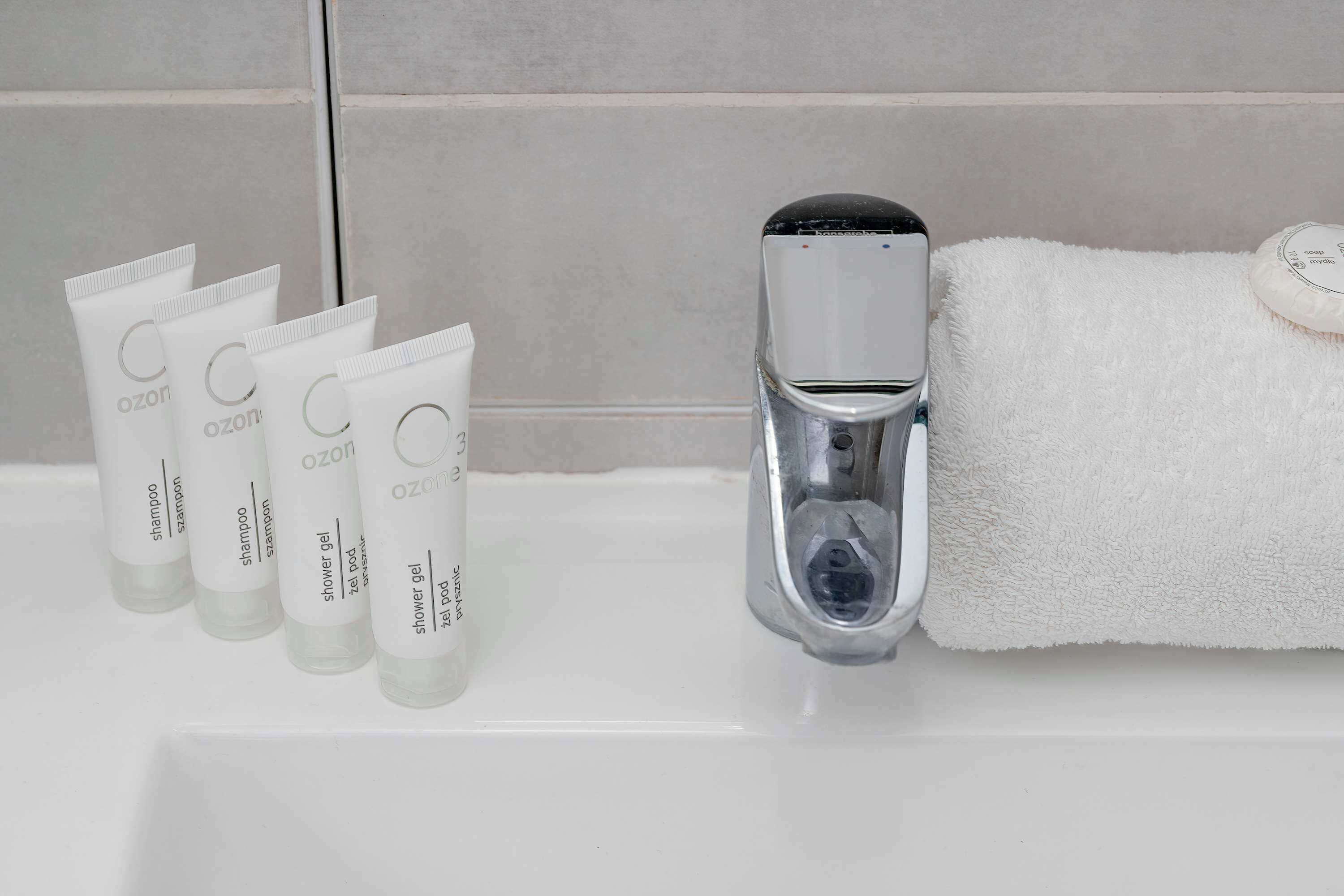 Regadera, secadora de cabello, toallas 