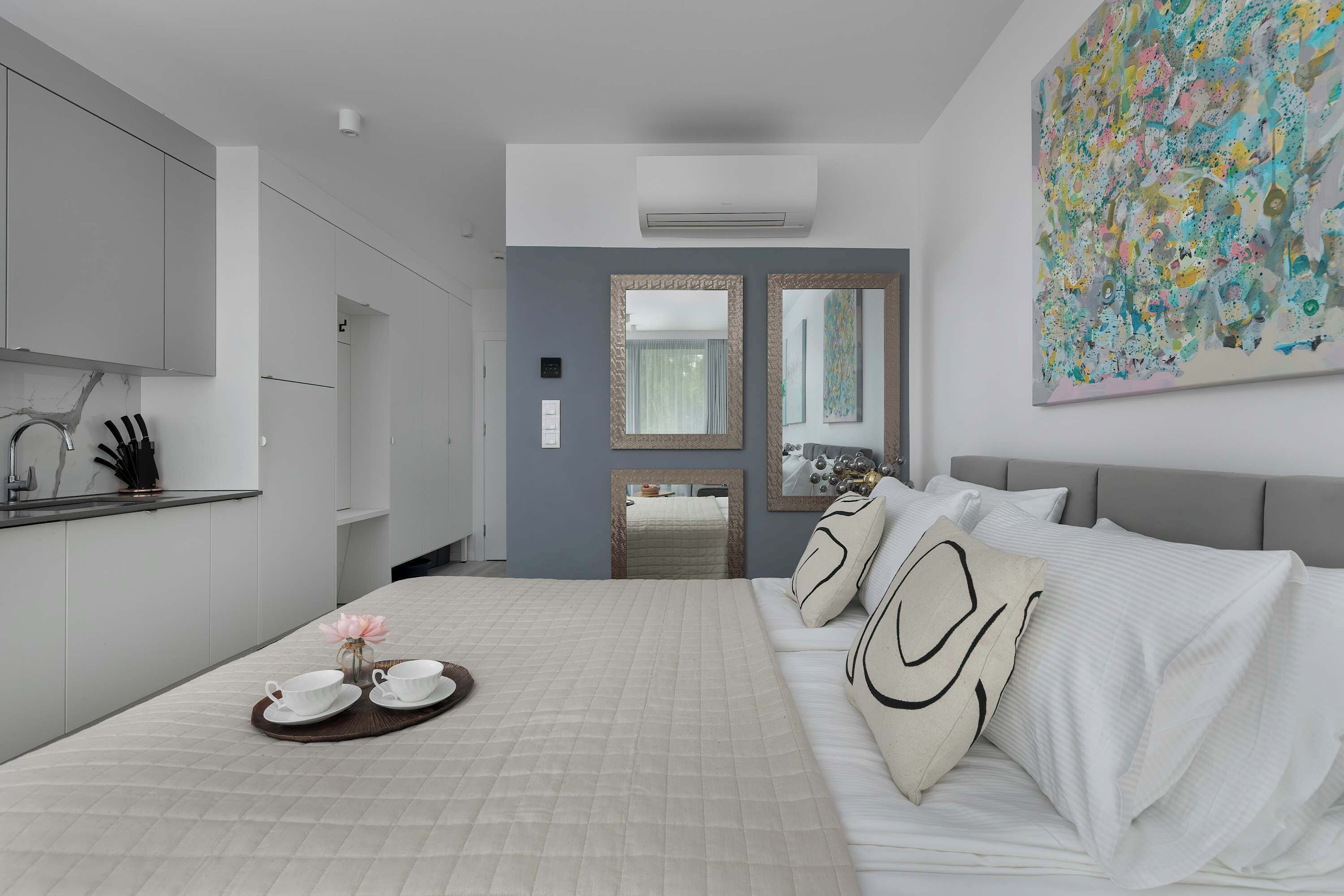 Iron/ironing board, travel crib, WiFi, bed sheets