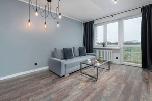 TV - Sandomierska 1/9 | Łódź | Modern Studio | Balcony (Łódź)