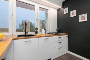 冷蔵庫、電子レンジ、オーブン、コンロ