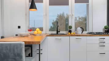 Frigorífico, microondas, horno y placa de cocina