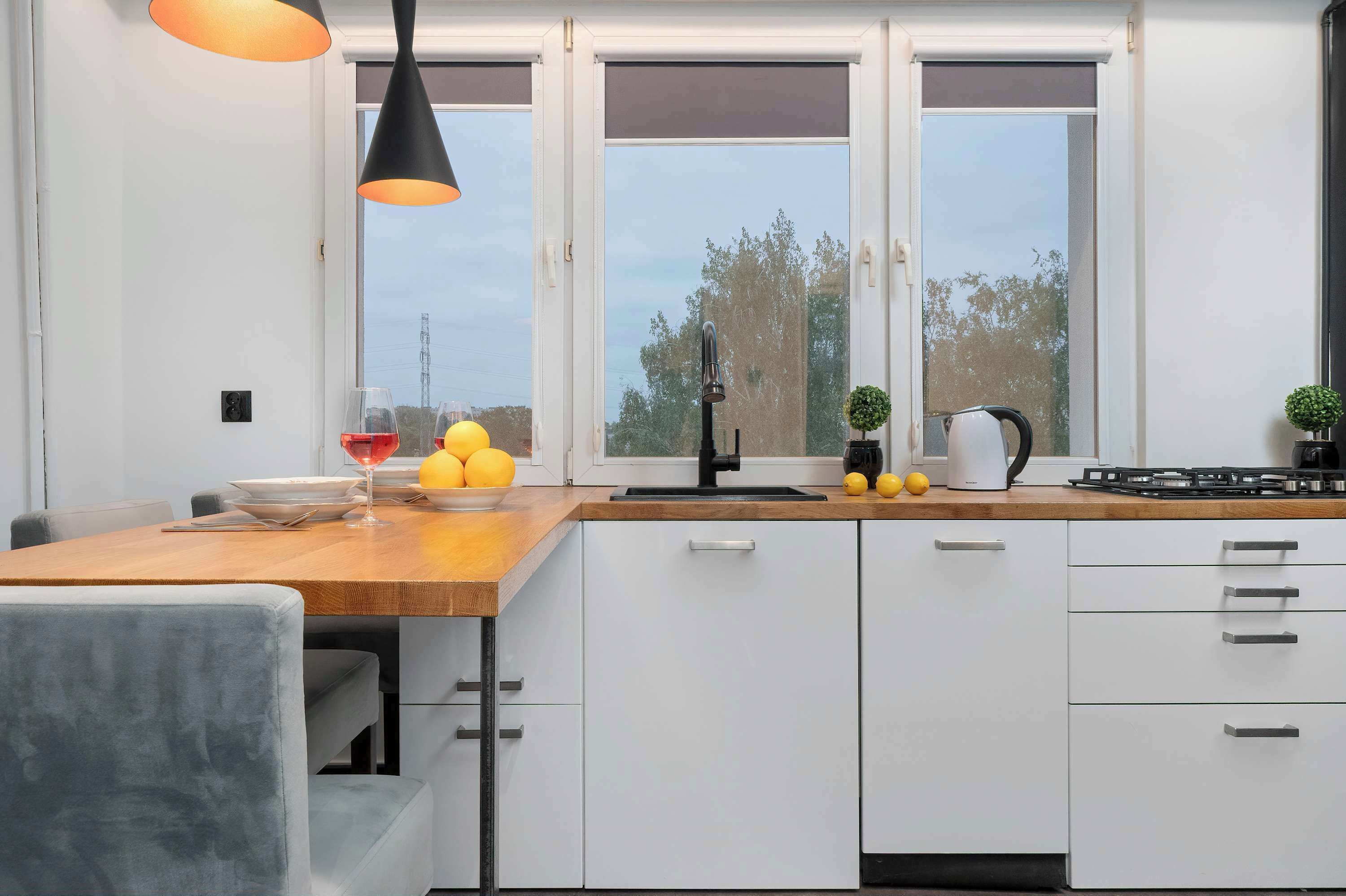 Réfrigérateur, four à micro-ondes, un four, surface de cuisson