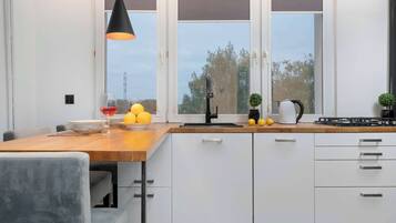 Réfrigérateur, four à micro-ondes, un four, surface de cuisson