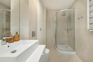 Shower, hair dryer, towels