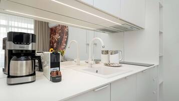 Fridge, microwave, stovetop, dishwasher