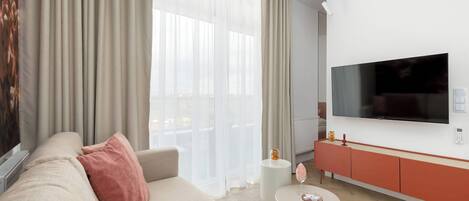 Una televisión, una oficina