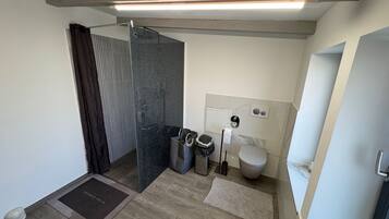 Een douche, een haardroger, handdoeken, zeep