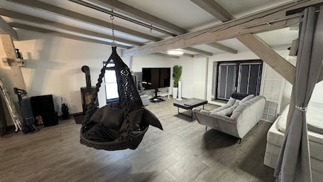 Interior. Golden Grey Loft in Bahrenfeld, Volkspark and Arena
