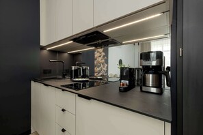 Frigorífic, microones, placa de cuina i rentaplats 