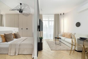 Planxa i posts de planxar, un bressol de viatge, wifi i roba de llit 