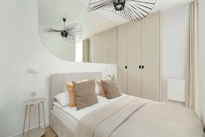 Fer et planche à repasser, lit de bébé portatif, Wi-Fi, literie fournie