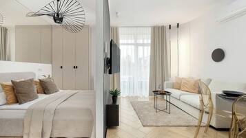 Iron/ironing board, travel crib, WiFi, bed sheets