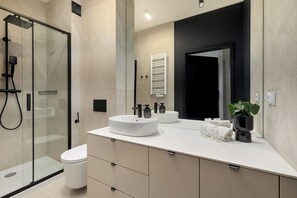Shower, hair dryer, towels, shampoo