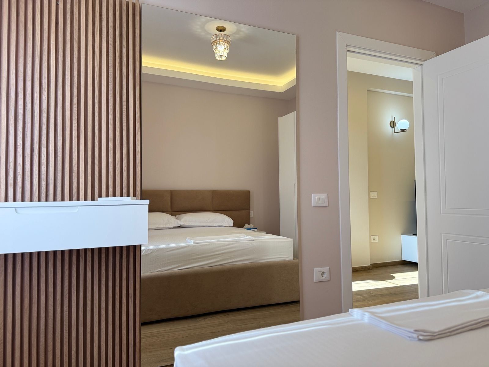 1 dormitori, planxa i posts de planxar, Internet i roba de llit 