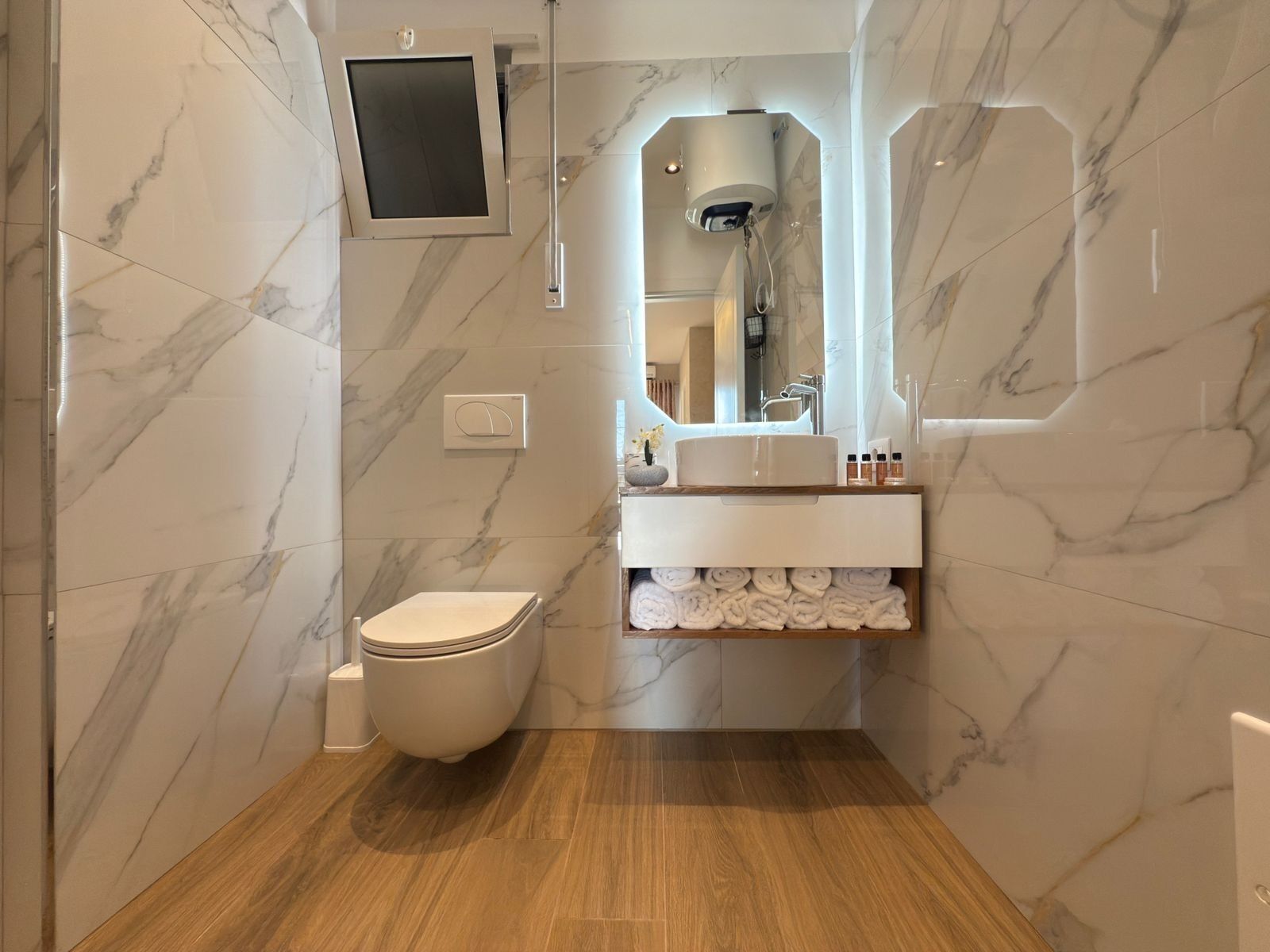 Dutxa, assecador de cabells, tovalloles i sabó 