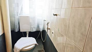 Family Suite | Bathroom | Soap, shampoo, toilet paper