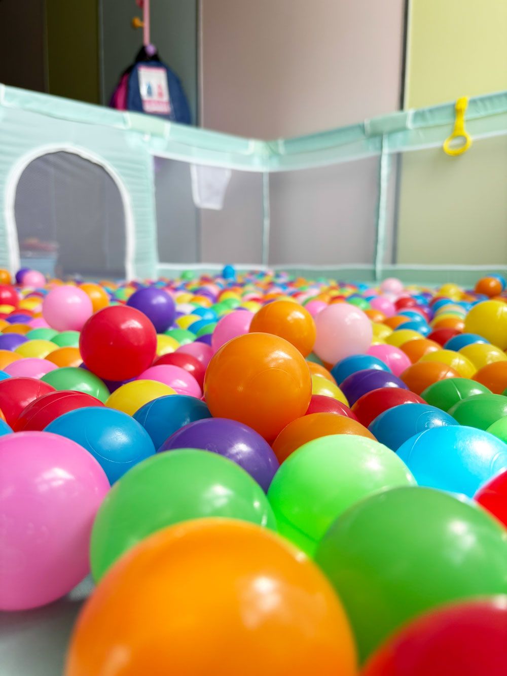 Un foso lleno de bolas de plástico multicolores.