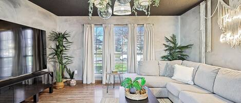 TV, peis og kontorer