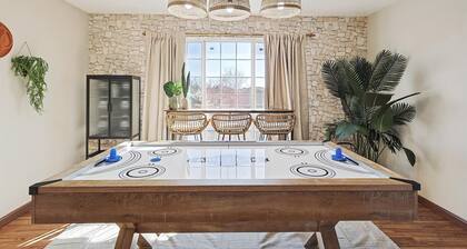 Luxury 5BR Getaway w/ Pool, Hot Tub & Cinema