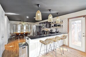 雪櫃、微波爐、焗爐、爐具