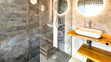 Douche, articles de toilette gratuits, sèche-cheveux, peignoirs
