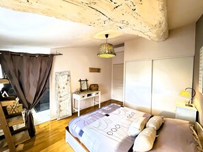 3 bedrooms, desk, WiFi, bed sheets