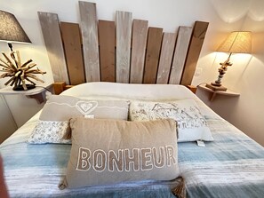 3 bedrooms, desk, WiFi, bed sheets