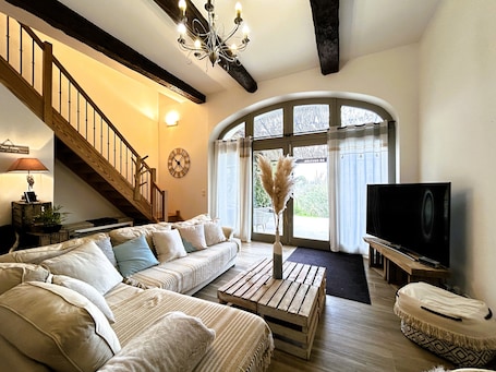 TV. Holiday Home 'Villa Des Vignes Et Spa' with Private Terrace, Wi-Fi and Air Conditioning