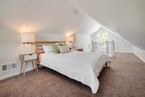 3 bedrooms, desk, iron/ironing board, WiFi - Porch & Palm | 3BR Home w/ Porch & Pet-Friendly (Tampa)