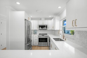 Fridge, microwave, stovetop, dishwasher