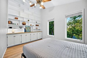 7 bedrooms, WiFi, bed sheets