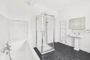 Bruser, hårtørrer, håndklæder, Shampoo