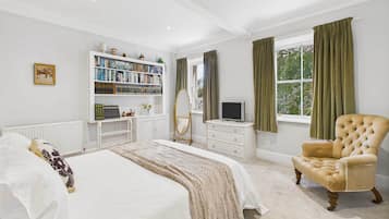 4 bedrooms, desk, iron/ironing board, WiFi