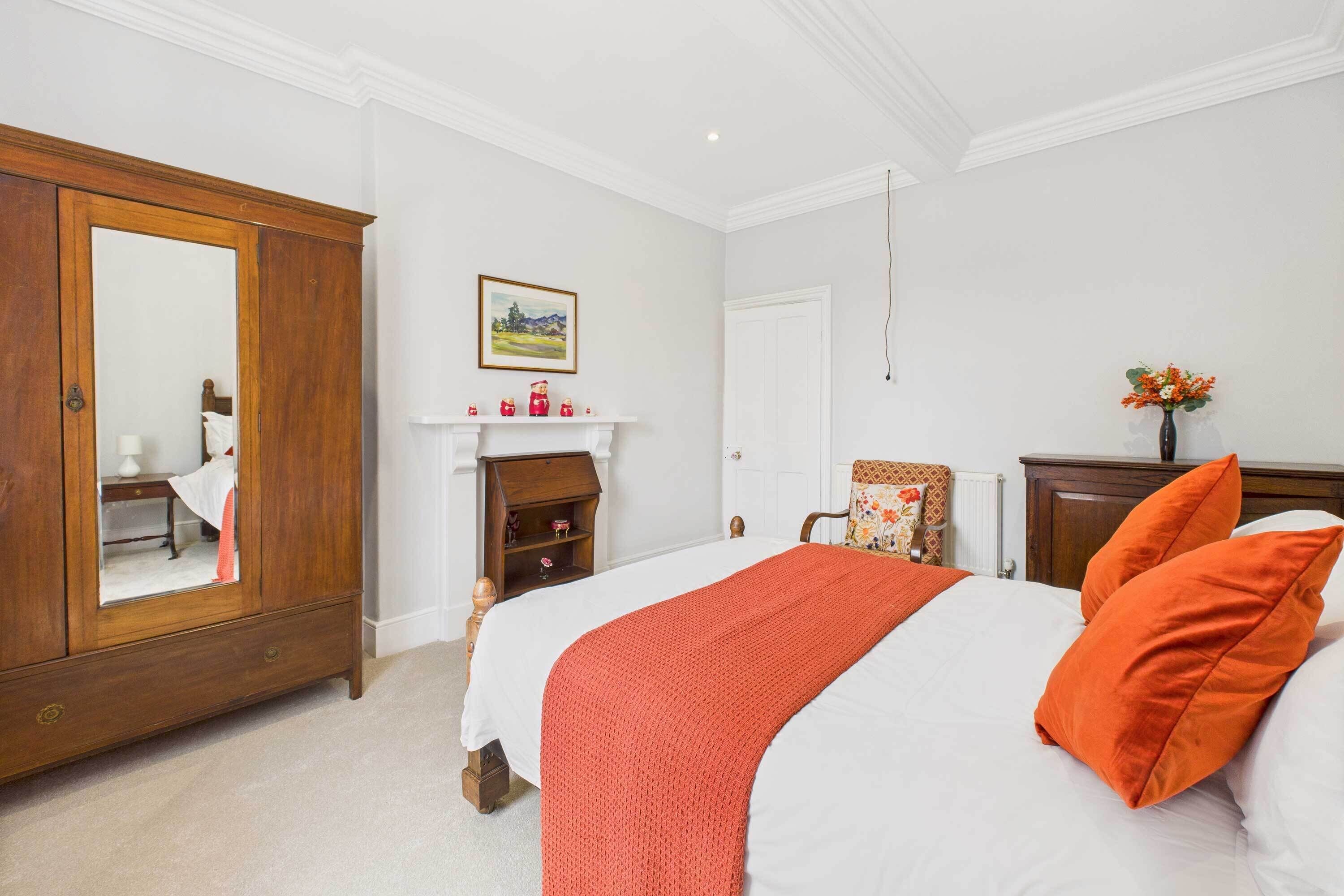 Thorneville House, Knaresborough - Host & Stay